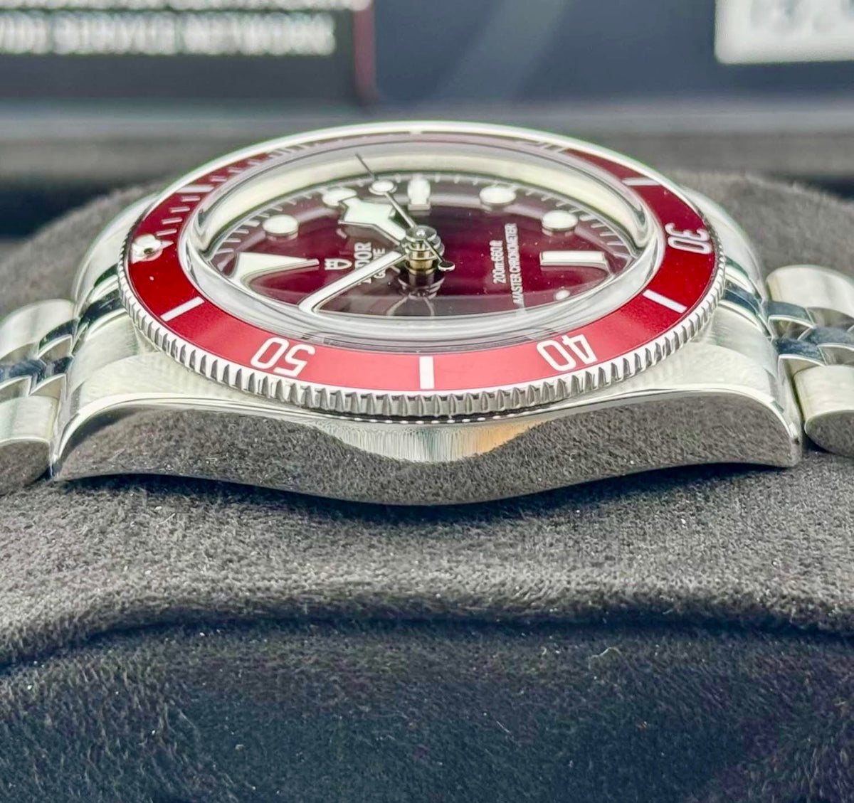 Tudor Black Bay 58 M7939A1A0RU-0002, burgundy dial and bezel with five-link steel bracelet, opposite-side case profile