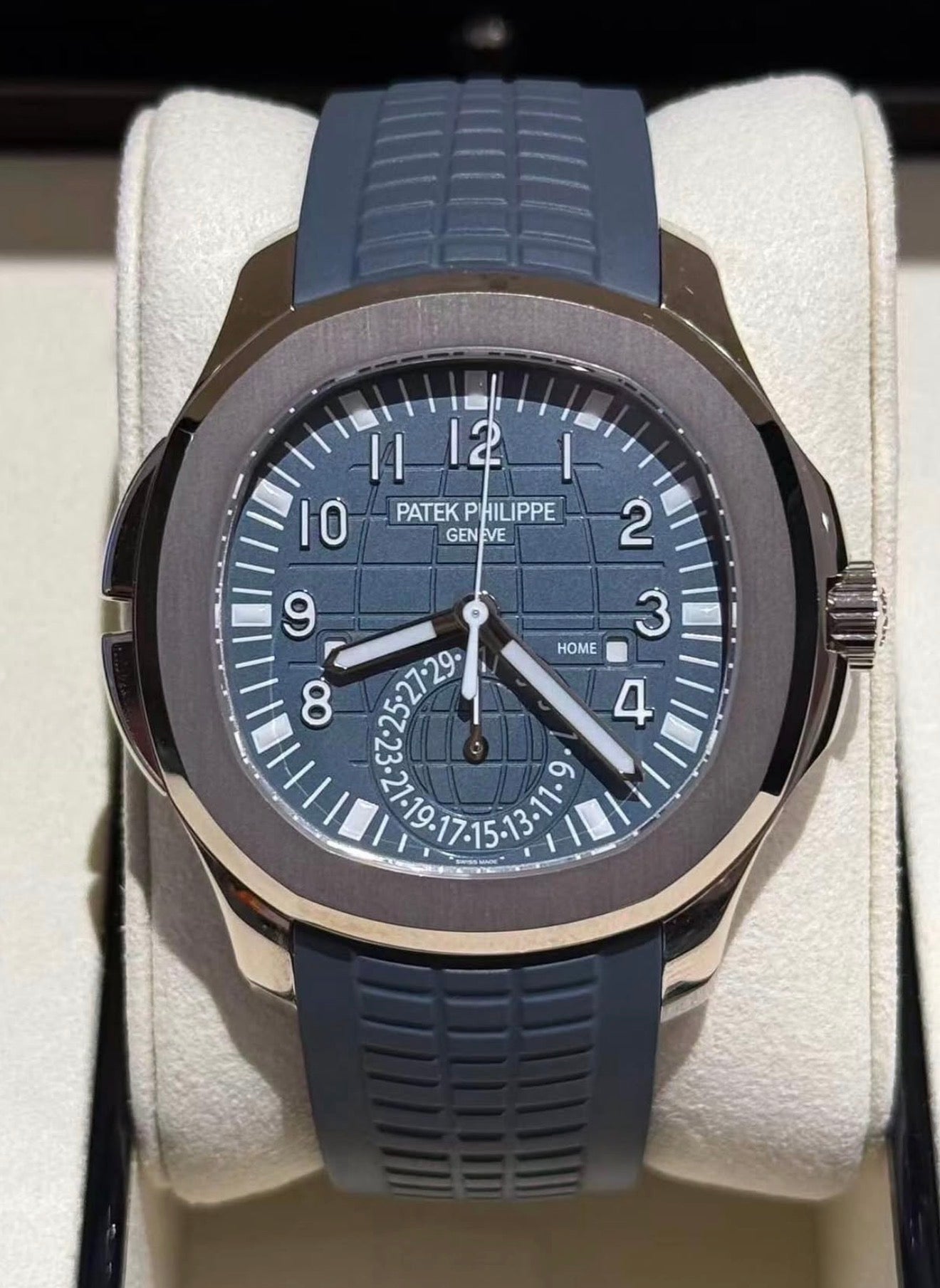 Patek Philippe Aquanaut 5164G-001 blue dial, straight-on front view