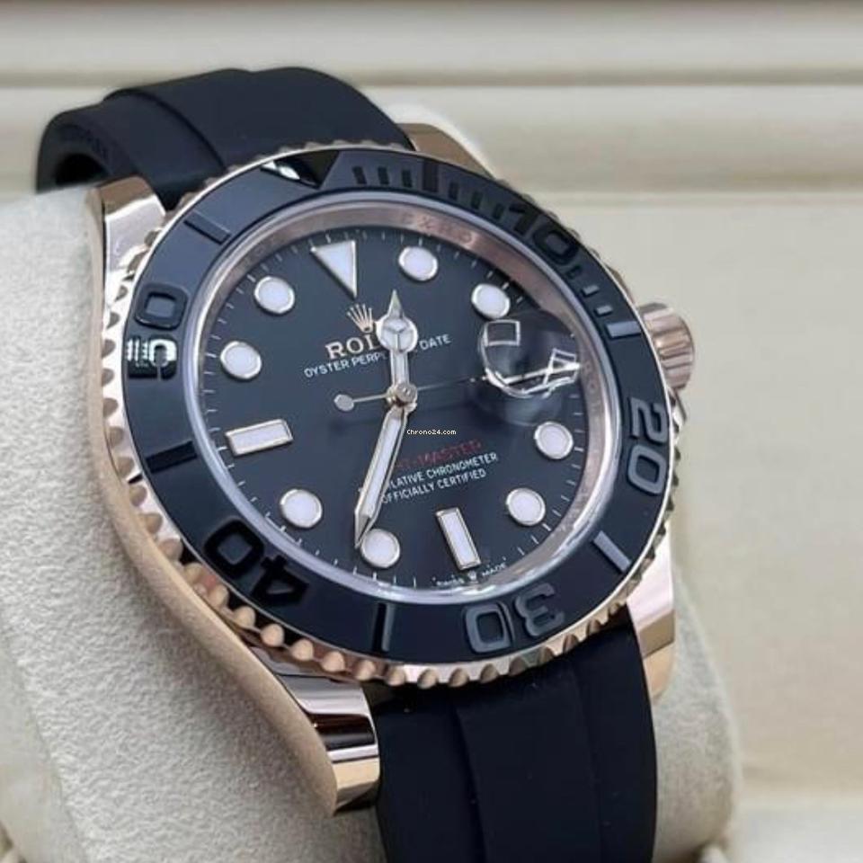 Rolex Yacht-Master 40 ref. 126655 in Everose gold with black dial on Oysterflex, black-dial close-up