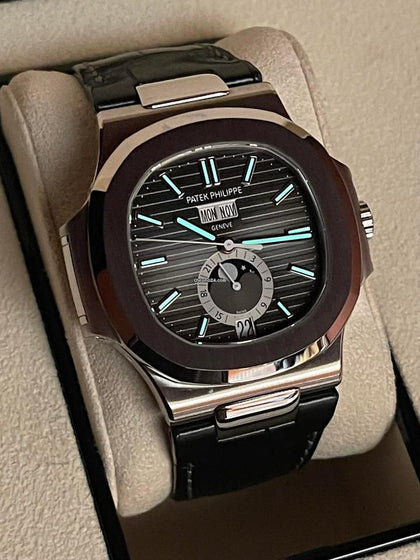 Patek Philippe Nautilus Annual Calendar 5726A-001 with charcoal dial, straight-on front view