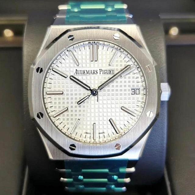 Audemars Piguet Royal Oak Selfwinding with silver-toned dial reference 15510ST.OO.1320ST.08, straight-on front view in the presentation box