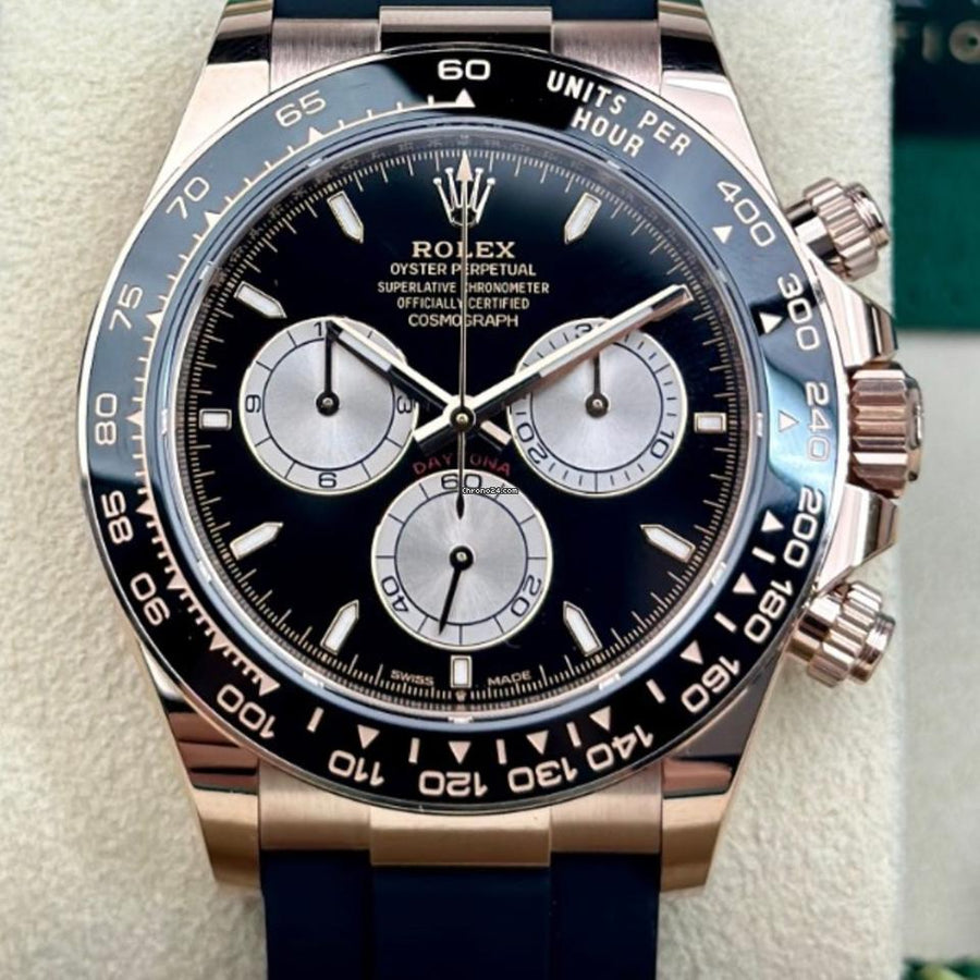 Rolex Daytona ref. 126515LN in Everose gold with black-and-sundust dial on Oysterflex, close straight-on front view