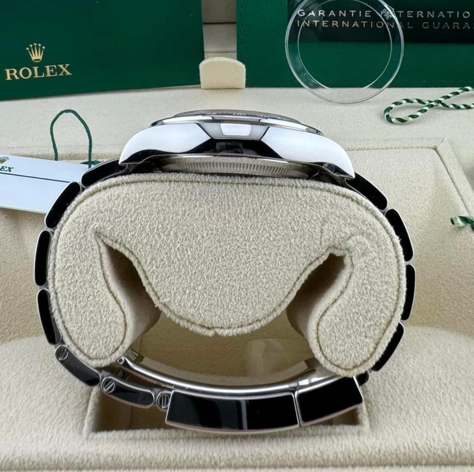 Rolex Cosmograph Daytona 126506 platinum case and Oyster bracelet, left-side profile