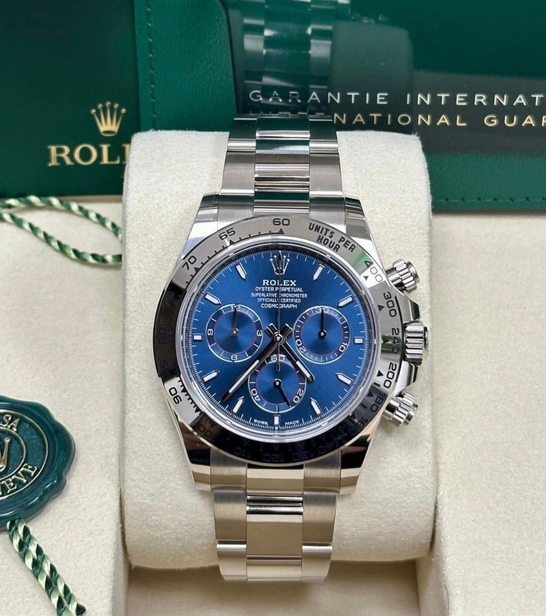 Rolex Daytona ref. 126509 in white gold with bright-blue dial and Oyster bracelet, straight-on front view