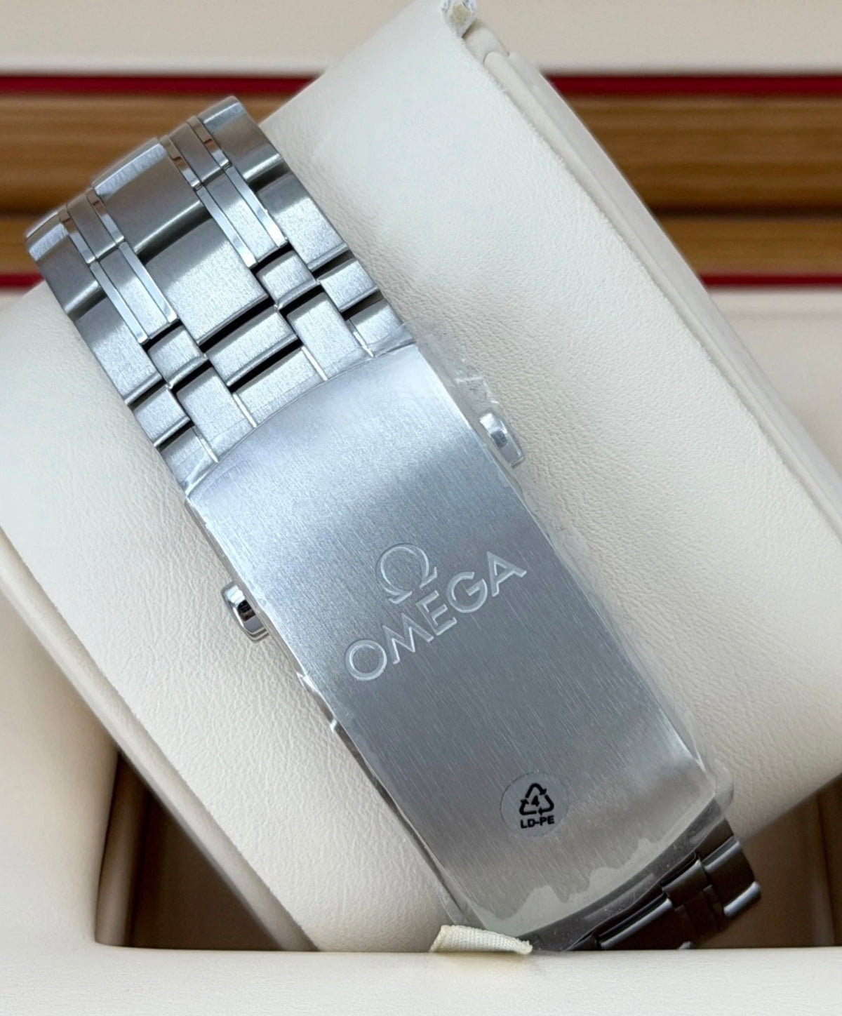 Omega Seamaster Diver 300M 210.30.42.20.10.001 steel bracelet clasp close-up
