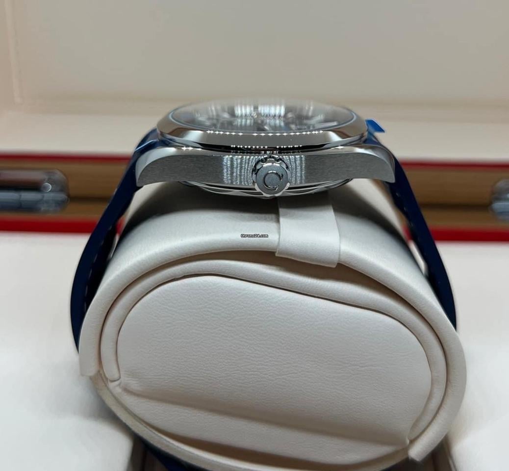 Omega Seamaster Aqua Terra 220.12.41.21.03.001 stainless-steel case and blue rubber strap, alternate view