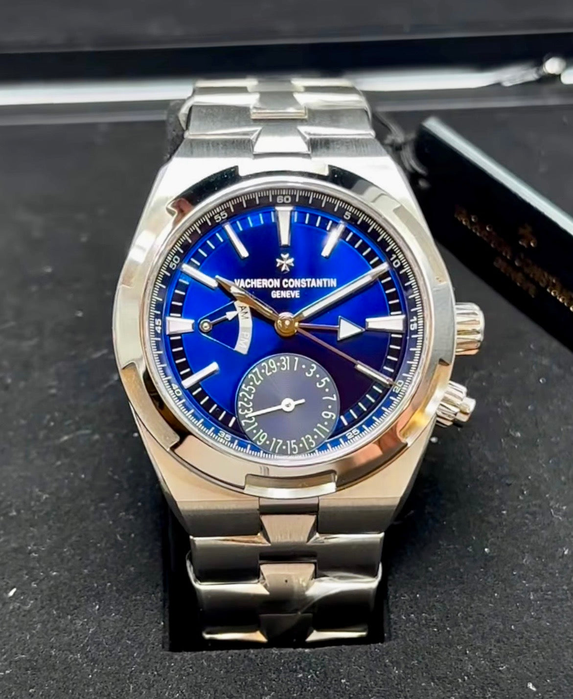 Vacheron Constantin Overseas Dual Time reference 7920V/210A-B334 with blue dial and steel case