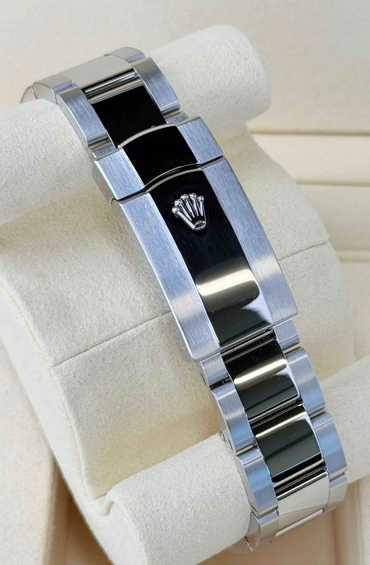 Rolex Datejust 41 126300 Oyster bracelet folding clasp close-up