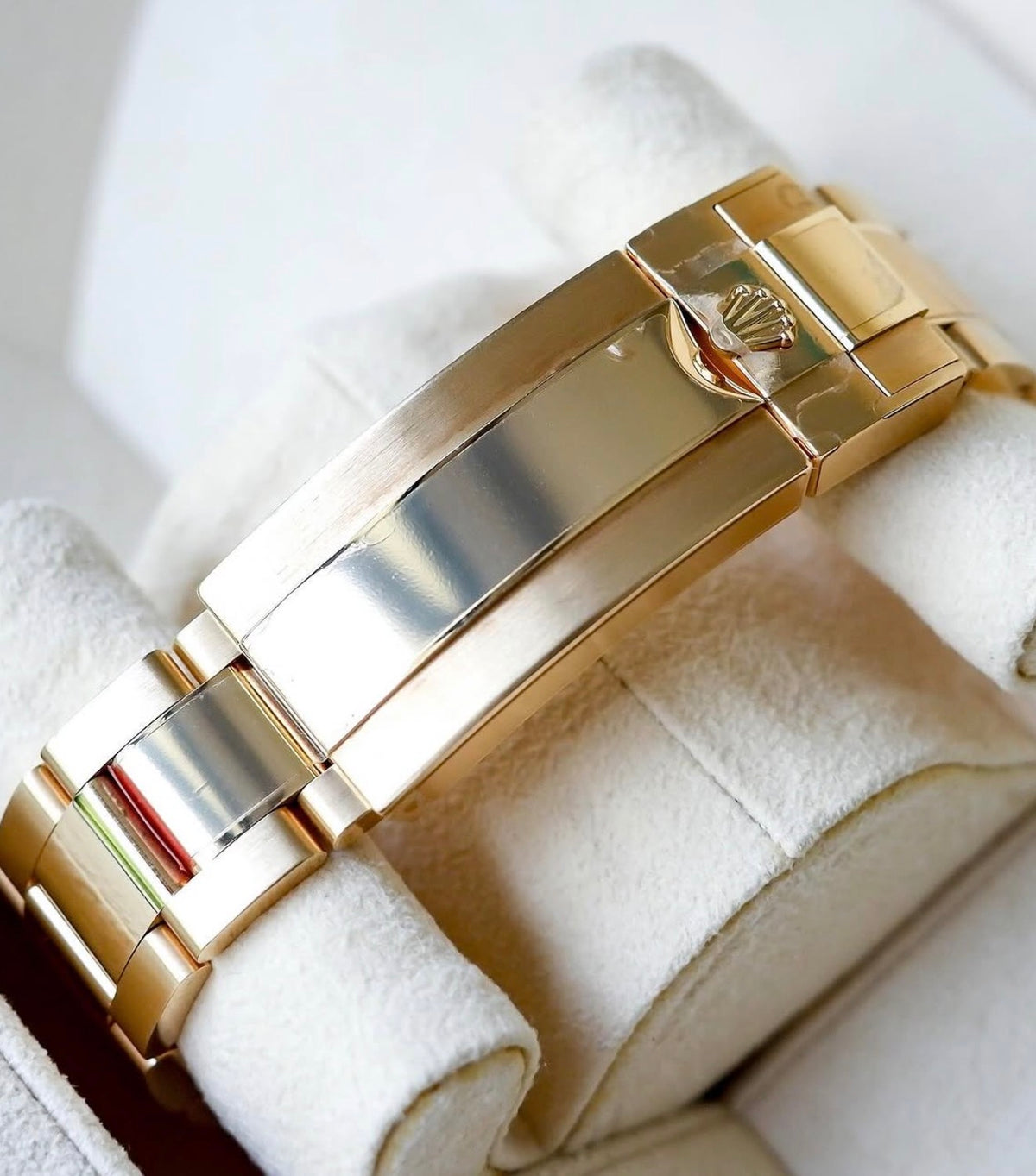 Rolex Submariner Date reference 126618LB yellow-gold Oyster bracelet and Oysterlock clasp close-up