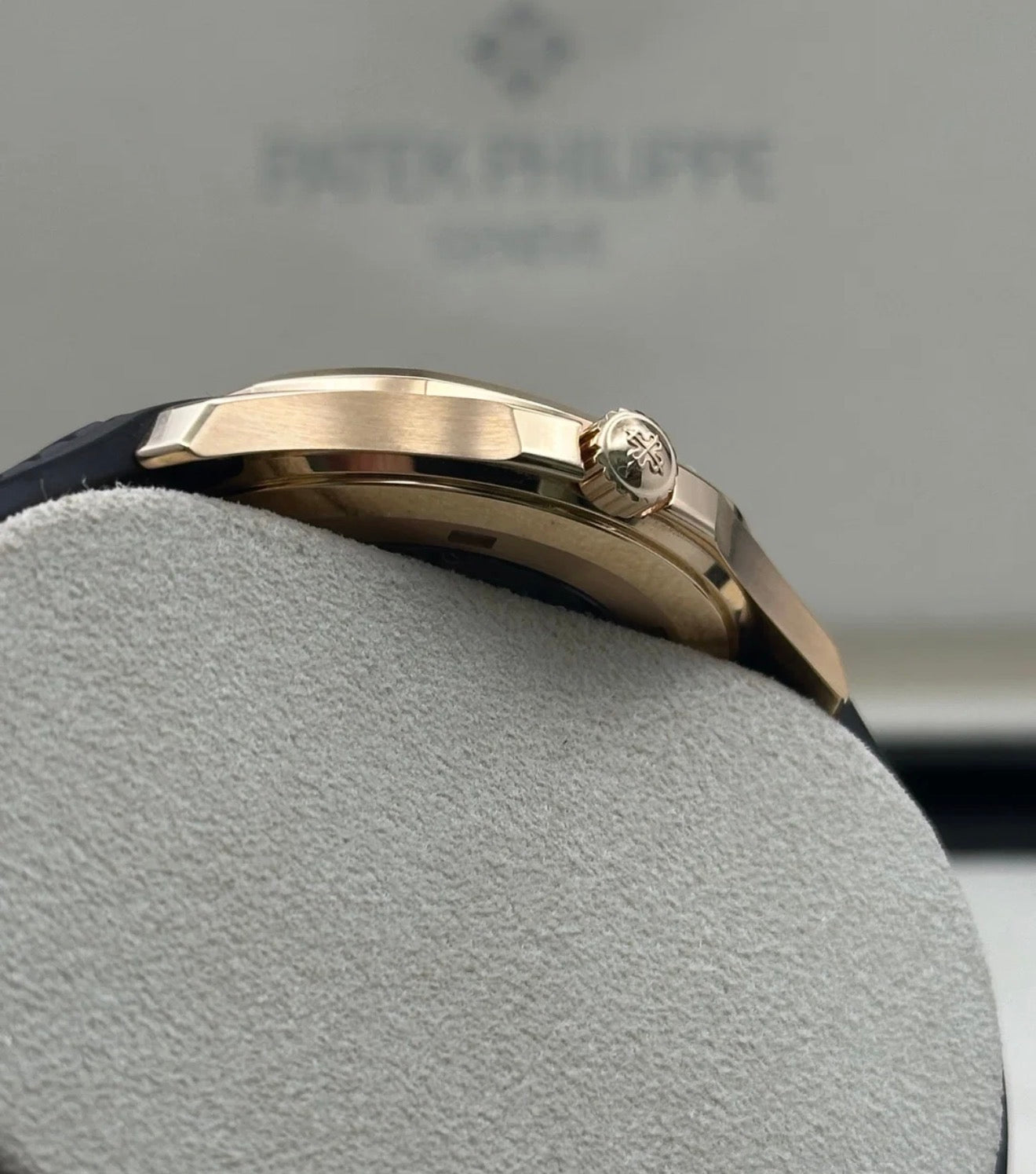 Patek Philippe Aquanaut 5167R-001 crown-side case profile