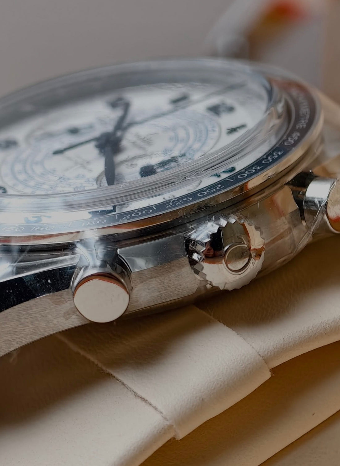 OMEGA Speedmaster Chronoscope 329.30.43.51.02.001 — crown and chronograph pushers, side view