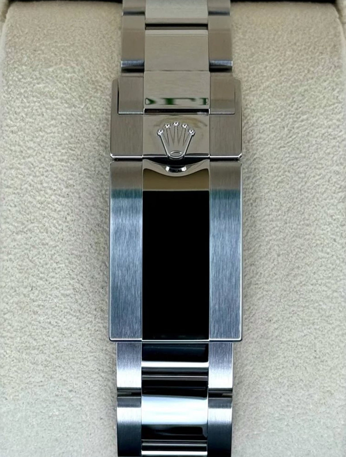 Rolex Yacht-Master 40 ref. 126622 with slate dial, platinum bezel and Oyster bracelet, straight-on Oyster bracelet clasp view