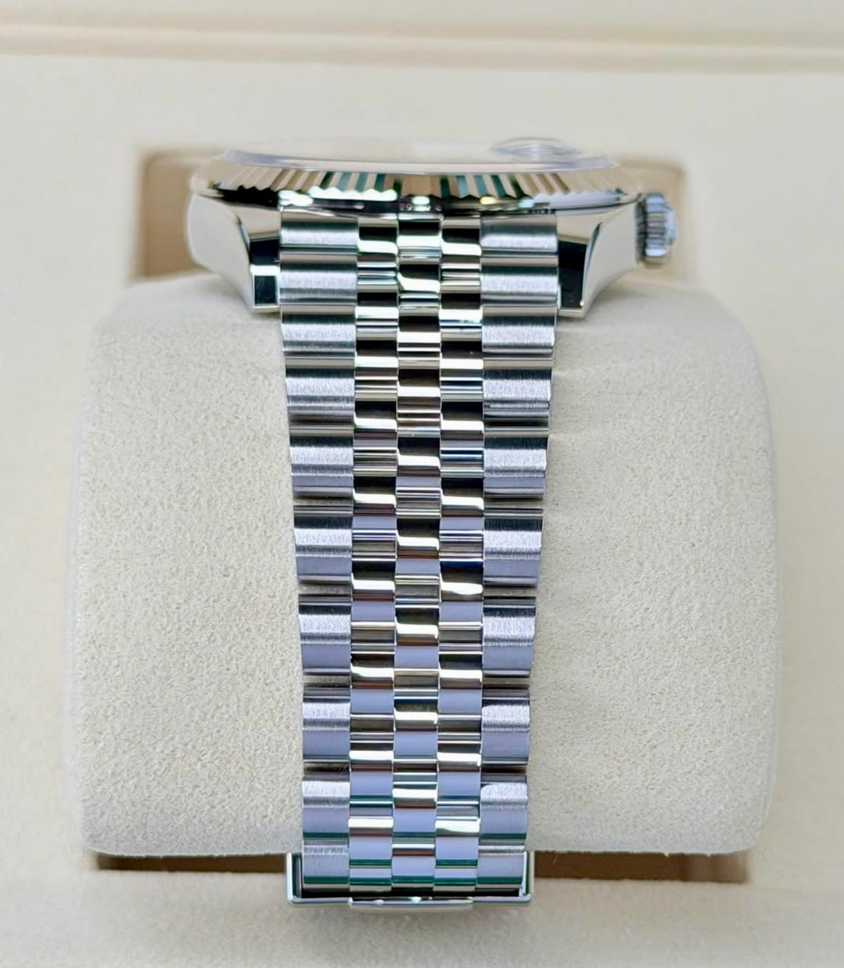 Jubilee bracelet on the Rolex Datejust 36 126234, showing polished center links and brushed outer links from the six o'clock end.