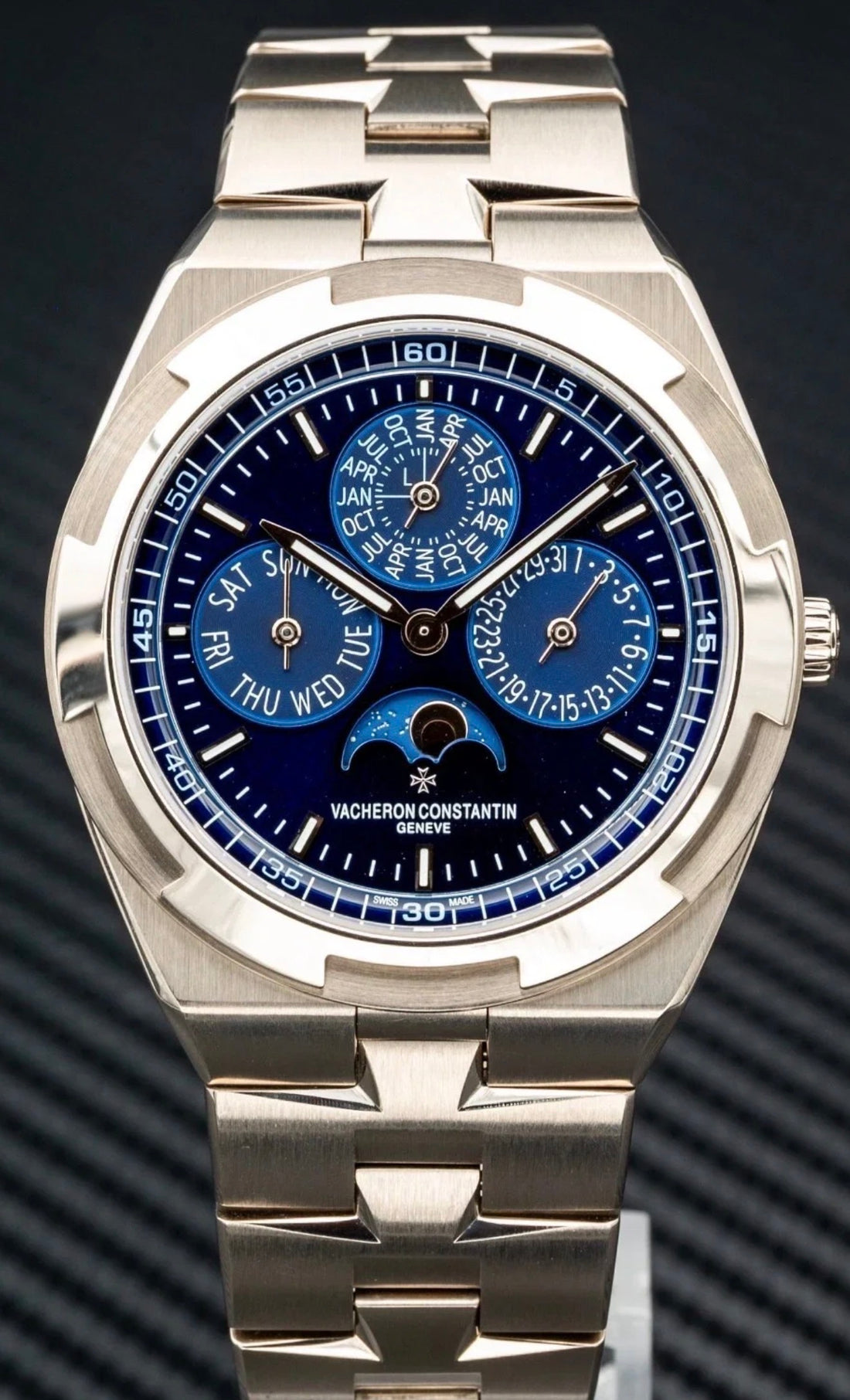 Vacheron Constantin Overseas Perpetual Calendar Ultra-Thin 4300V/220G-B945 — front view