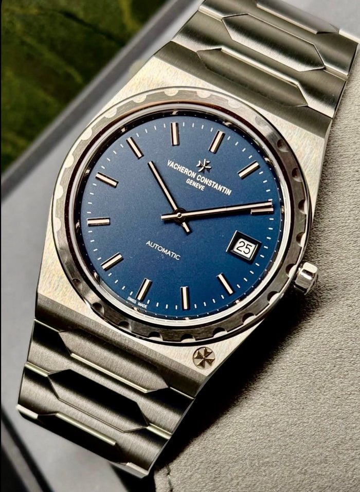 Vacheron Constantin Historiques 222 4200H/222A-B934, blue dial and steel bracelet, angled front view with integrated bracelet