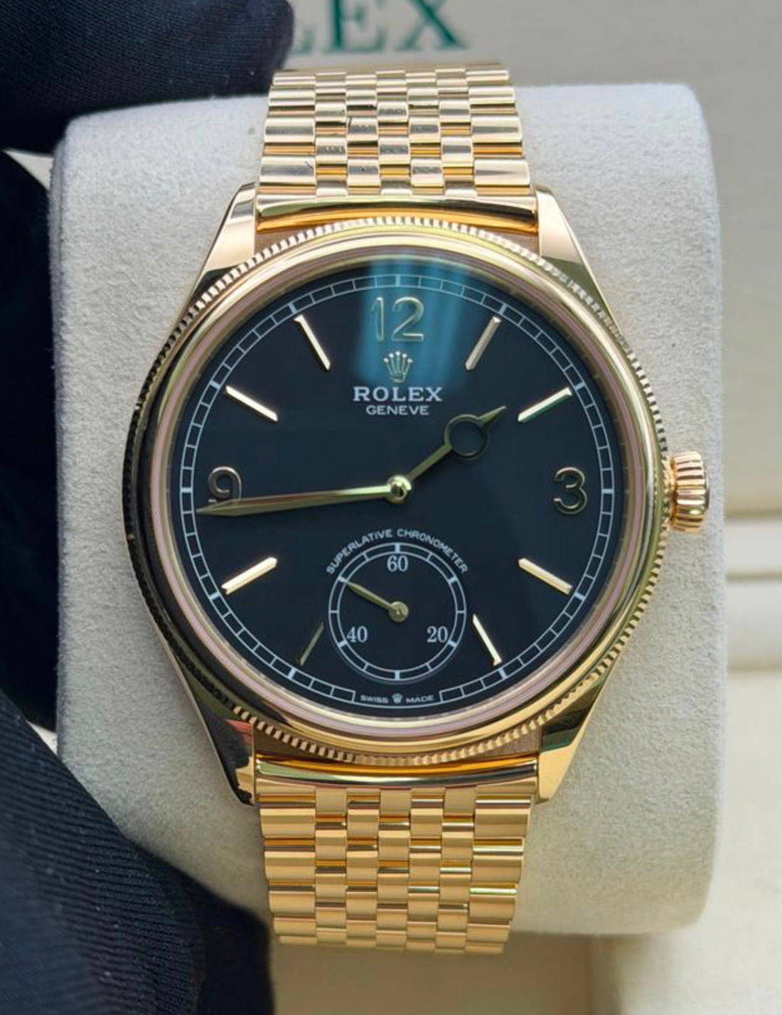Rolex reference 52508 intense black dial in yellow gold on Settimo bracelet, straight-on front view