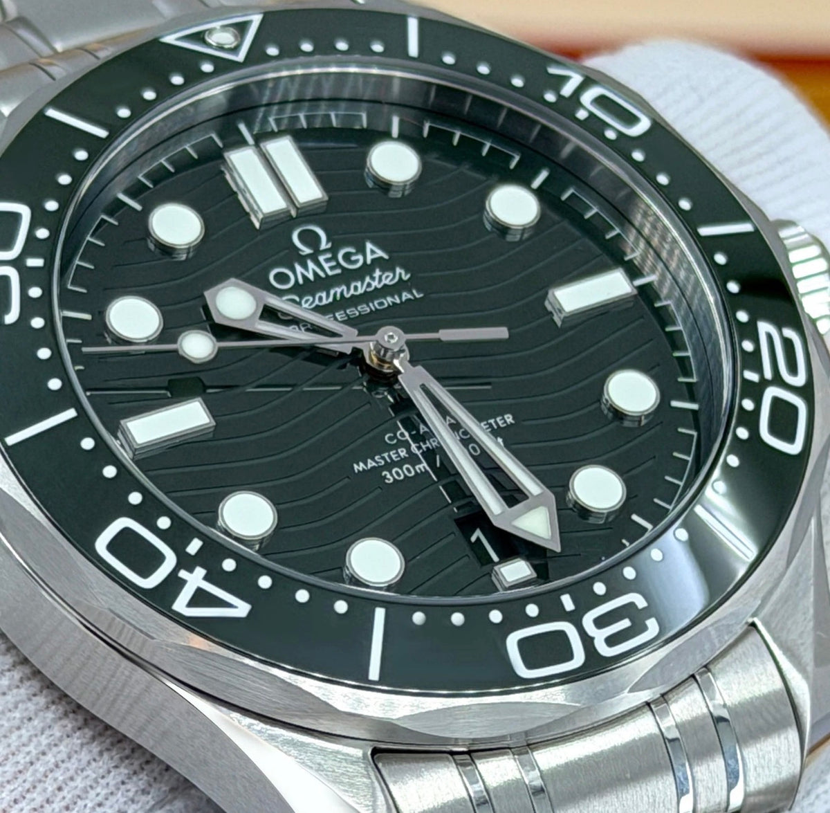Omega Seamaster Diver 300M 210.30.42.20.10.001 green wave dial and dive bezel close-up
