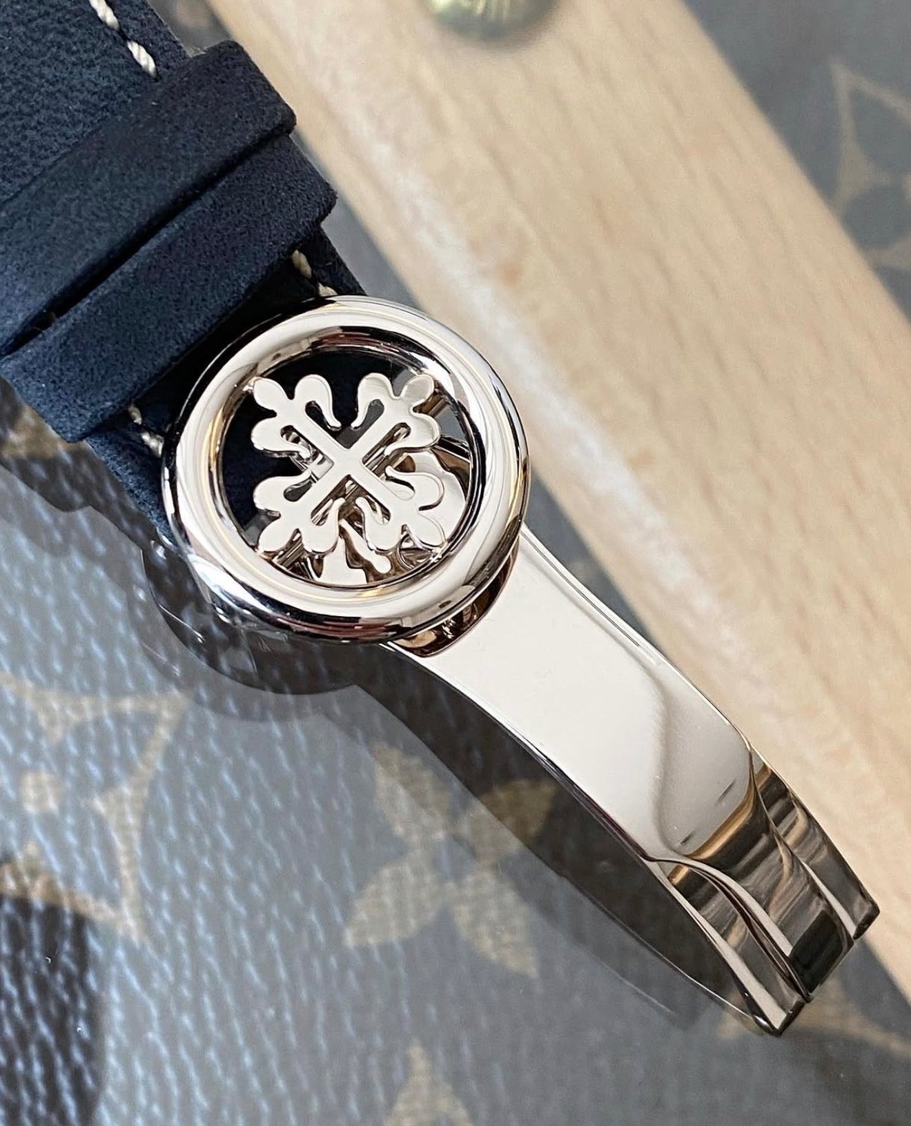 Patek Philippe Chronograph 5172G-001 in white gold with blue dial and blue calfskin strap, white-gold deployant clasp and blue strap detail