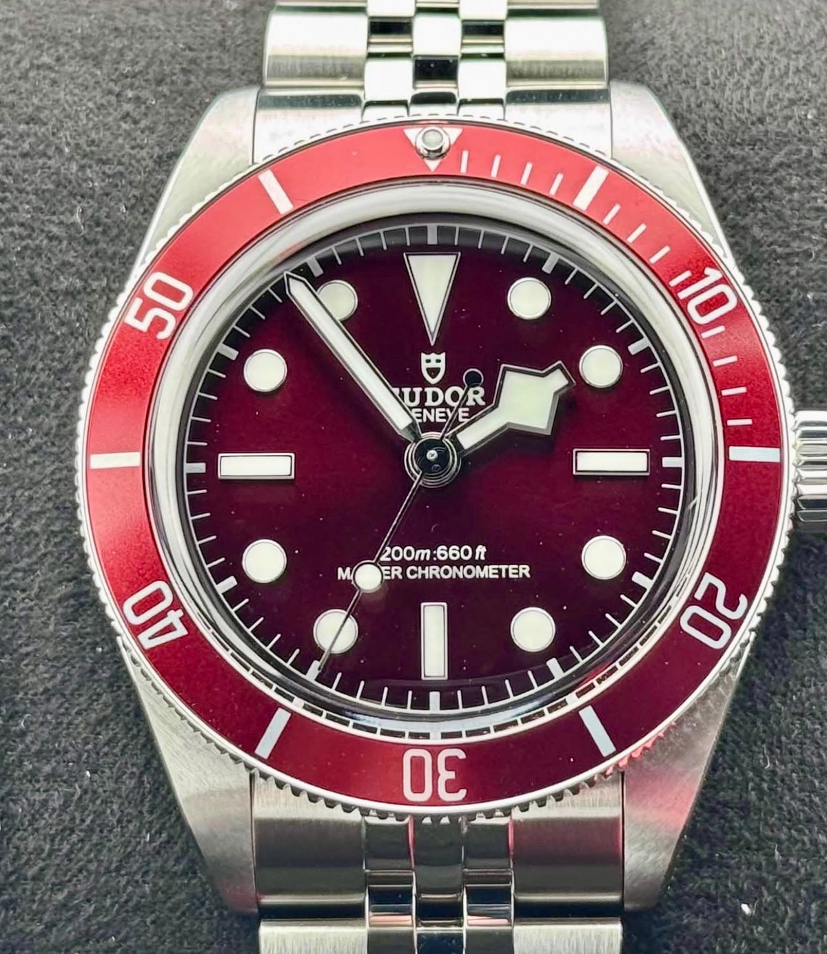 Tudor Black Bay 58 M7939A1A0RU-0002, burgundy dial and bezel with five-link steel bracelet, straight-on front view