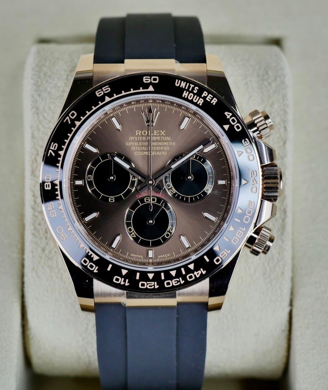 Rolex Daytona ref. 126515LN in Everose gold with chocolate-and-black dial on Oysterflex, straight-on front view