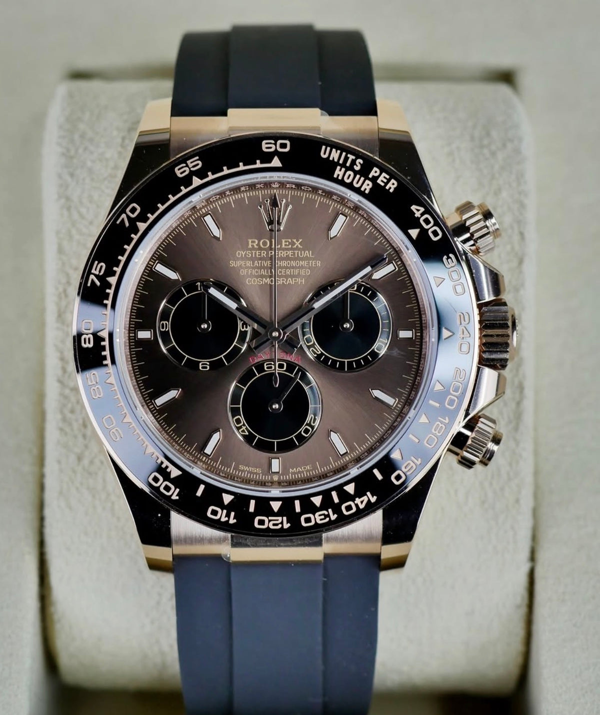 Rolex Daytona ref. 126515LN in Everose gold with chocolate-and-black dial on Oysterflex, straight-on front view