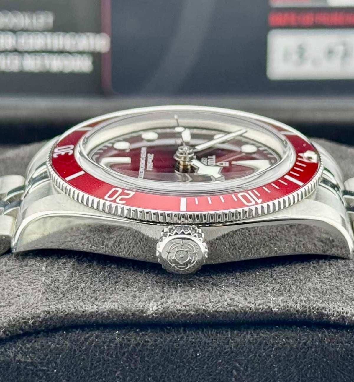Tudor Black Bay 58 M7939A1A0RU-0002, burgundy dial and bezel with five-link steel bracelet, crown-side case profile