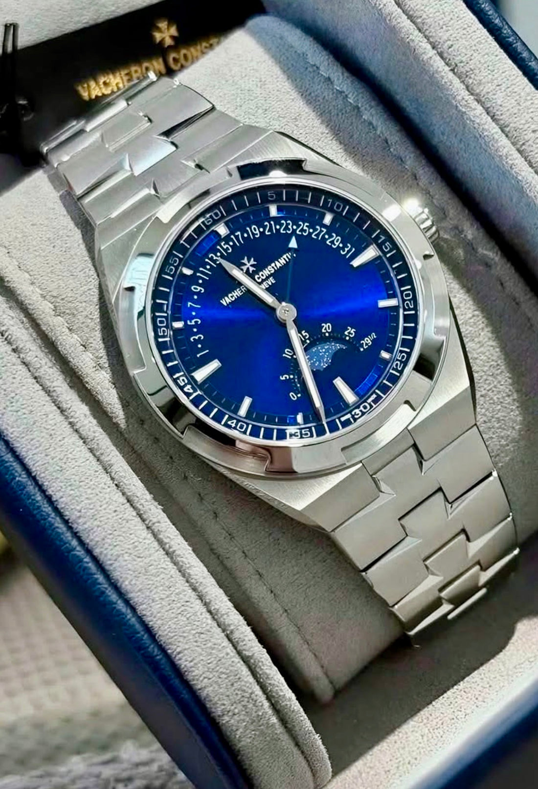 Vacheron Constantin Overseas Moon Phase Retrograde Date 41 mm 4000V/210A-B911