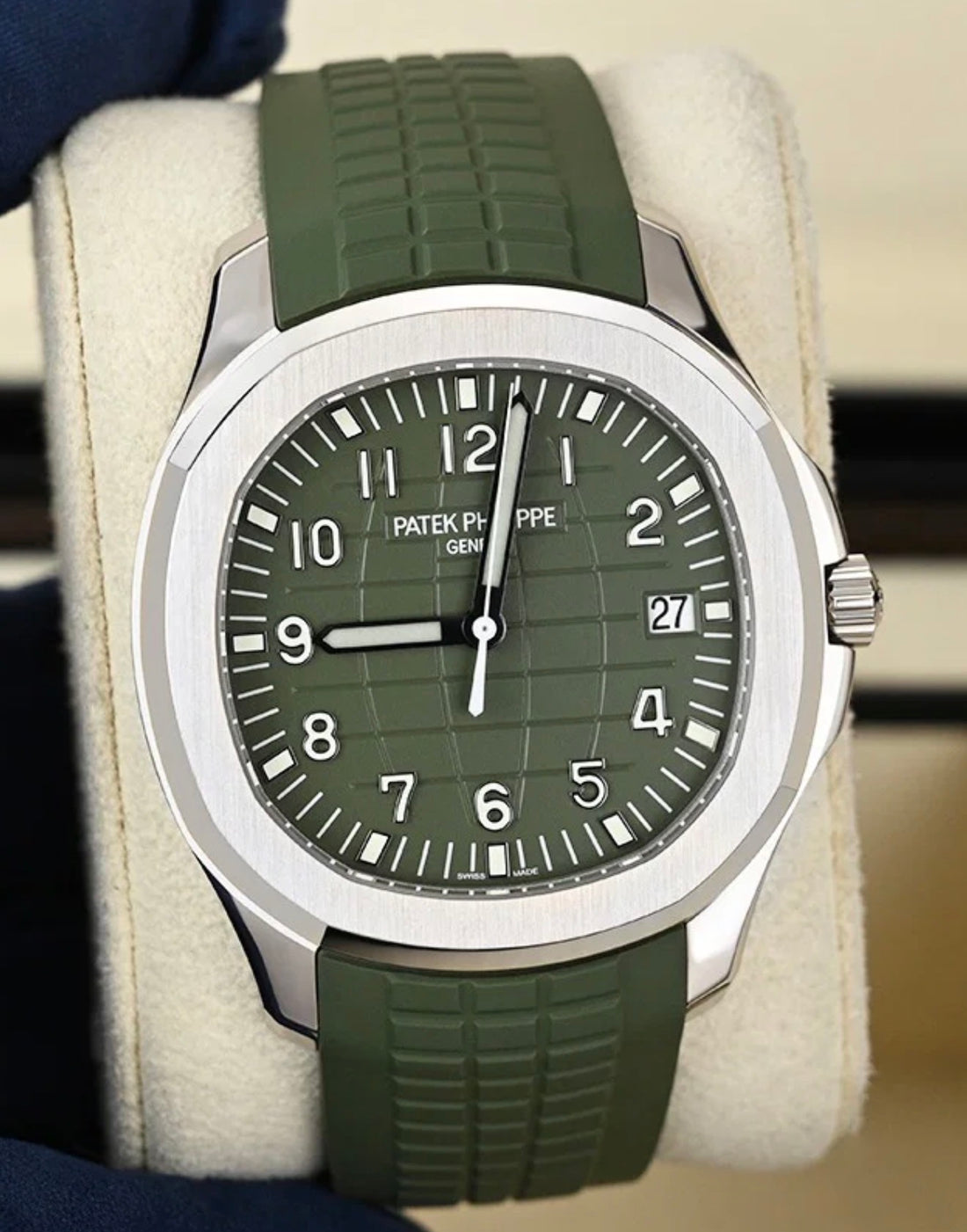 Patek Philippe Aquanaut 5168G-010 green dial, straight-on front view