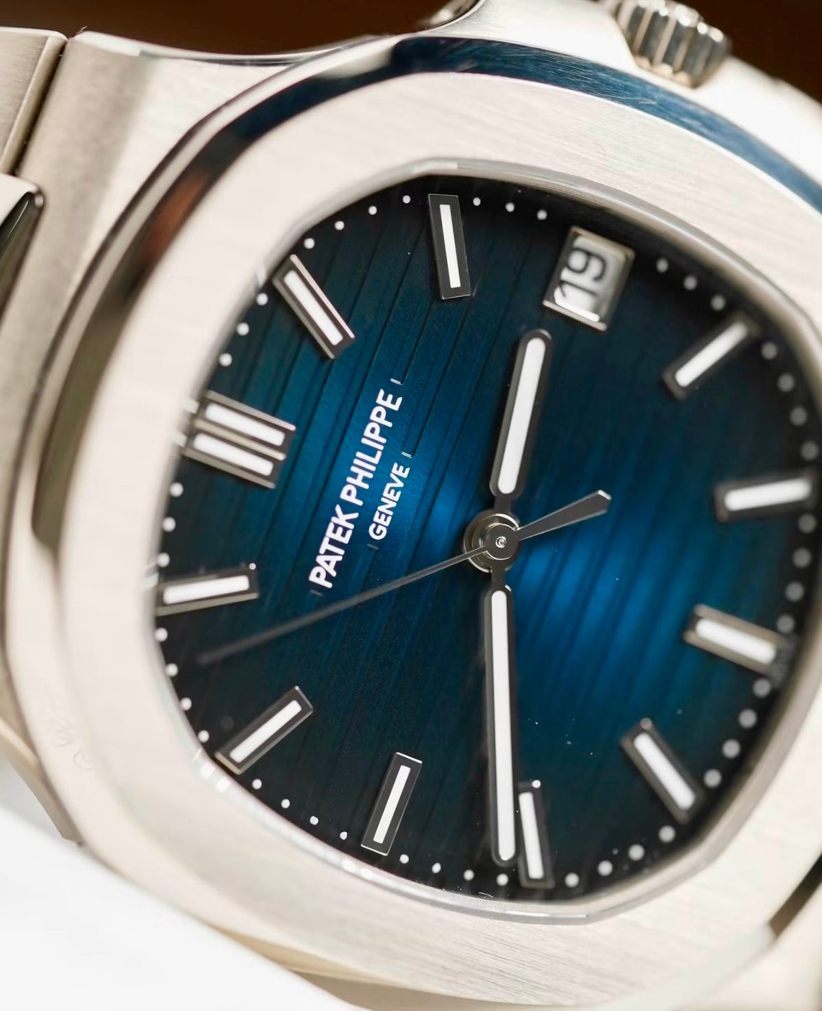 Patek Philippe Nautilus 5811/1G-001 in white gold with blue embossed dial and integrated bracelet, macro view of the blue dial and date