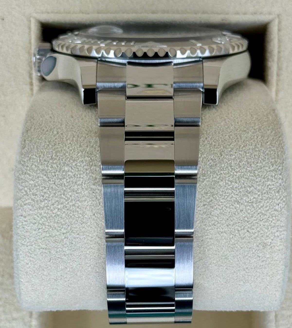 Rolex Yacht-Master 40 ref. 126622 with slate dial, platinum bezel and Oyster bracelet, bracelet and crown-side case profile