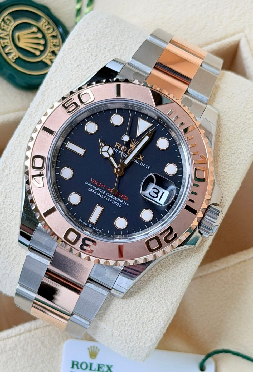 Rolex Yacht-Master 40 ref. 126621 in Everose Rolesor with black dial and Oyster bracelet, close straight-on front view