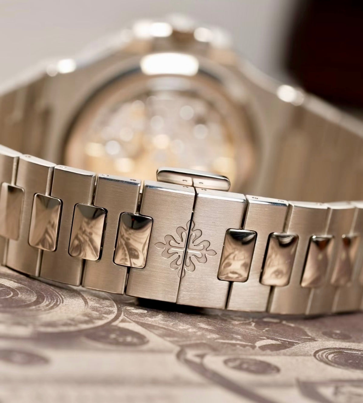 Patek Philippe Nautilus 5811/1G-001 in white gold with blue embossed dial and integrated bracelet, rear view of the bracelet and fold-over clasp