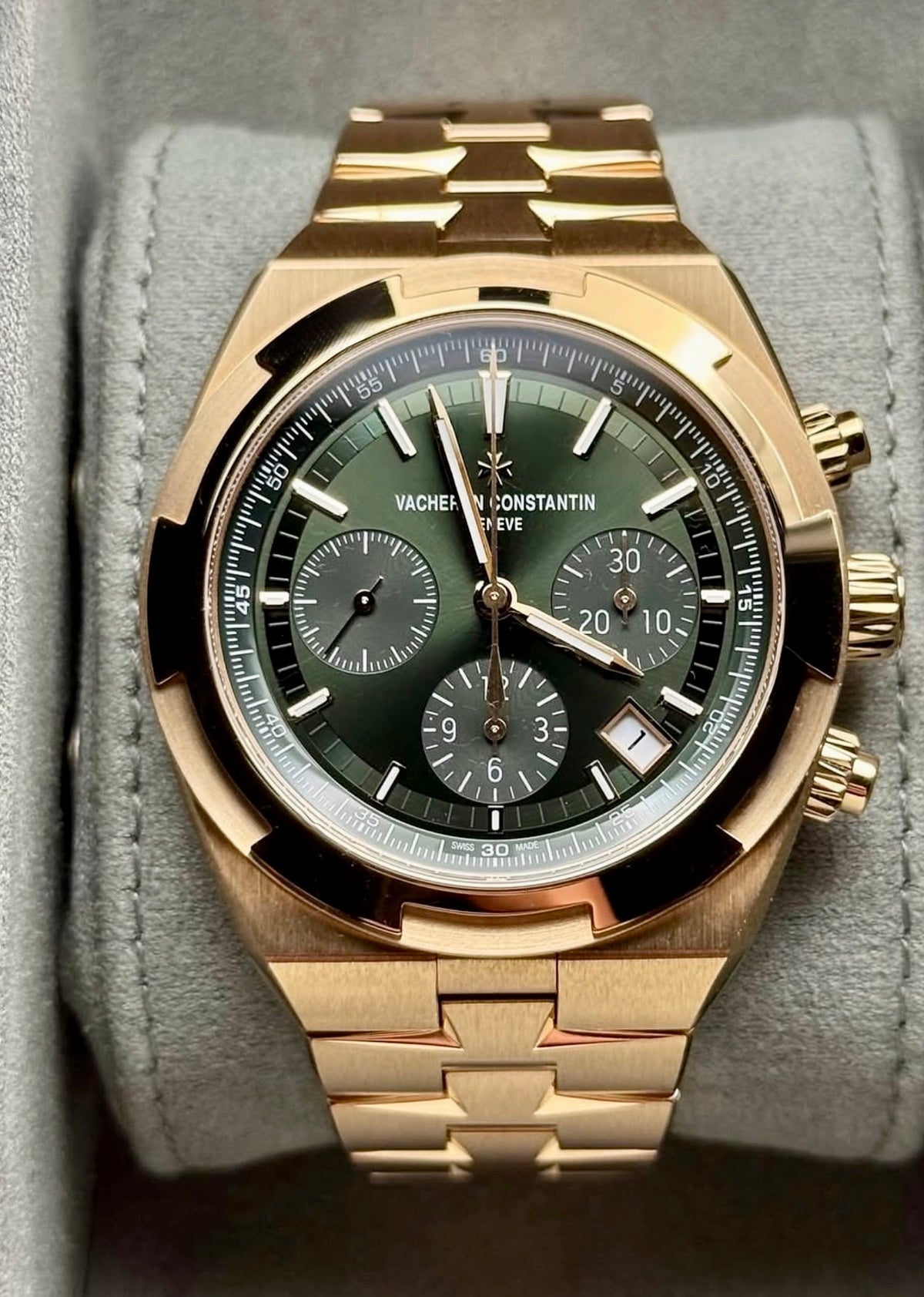 Vacheron Constantin Overseas Chronograph 5520V/210R-B966, gallery photograph 1 of 2