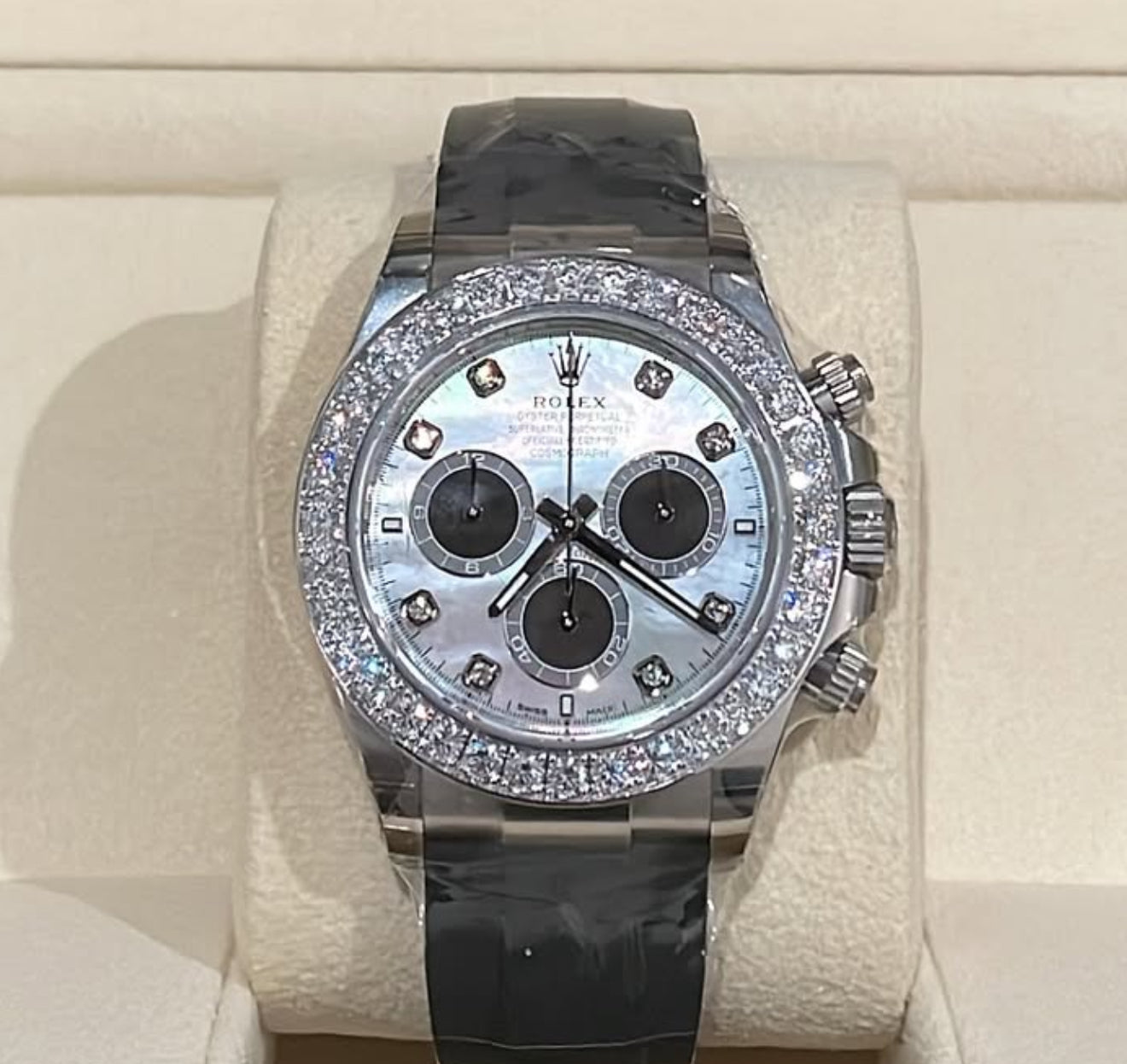 Rolex Cosmograph Daytona 40mm White Gold White MOP Diamond-Set Dial Oysterflex Bracelet Diamond-Set Bezel - 126589RBR | 2024 Model