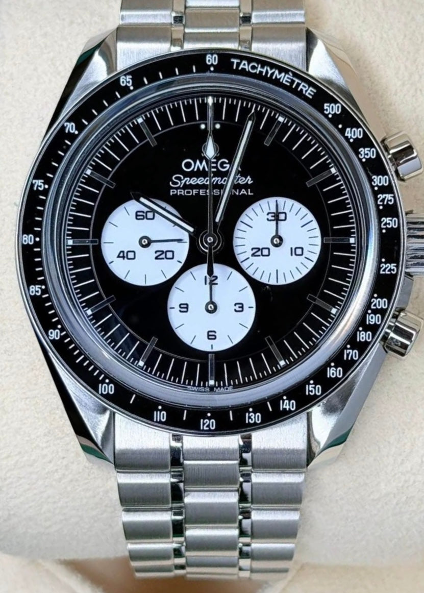 Omega Speedmaster Moonwatch Professional 310.30.42.50.01.004 black dial white counters steel bracelet