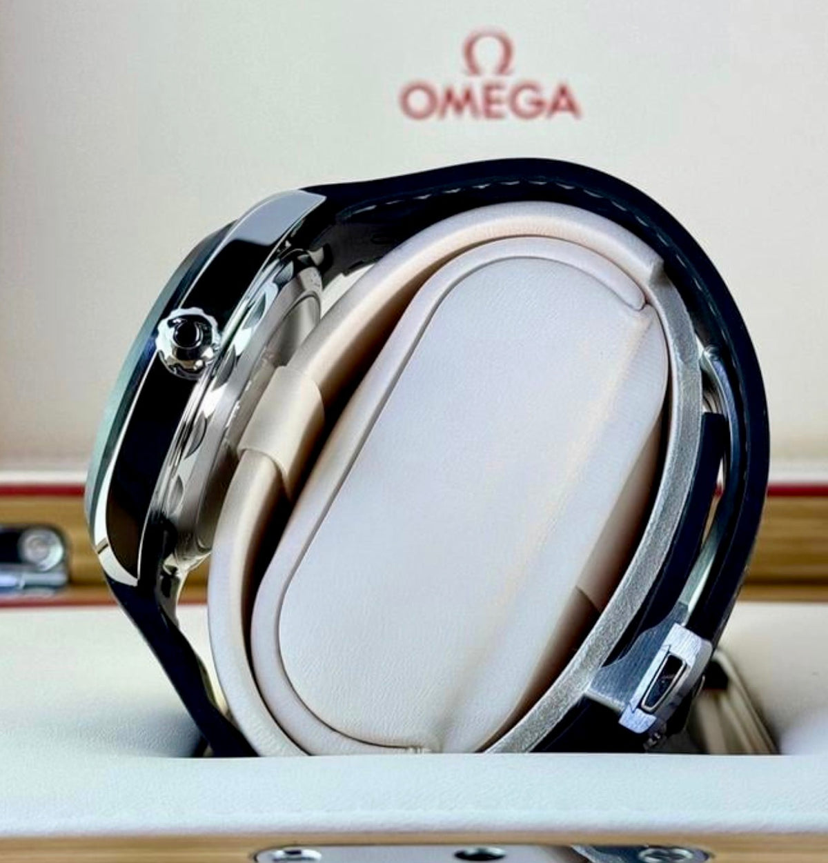 Omega Aqua Terra 41mm 220.32.41.21.03.001, steel case profile with crown and black rubber strap