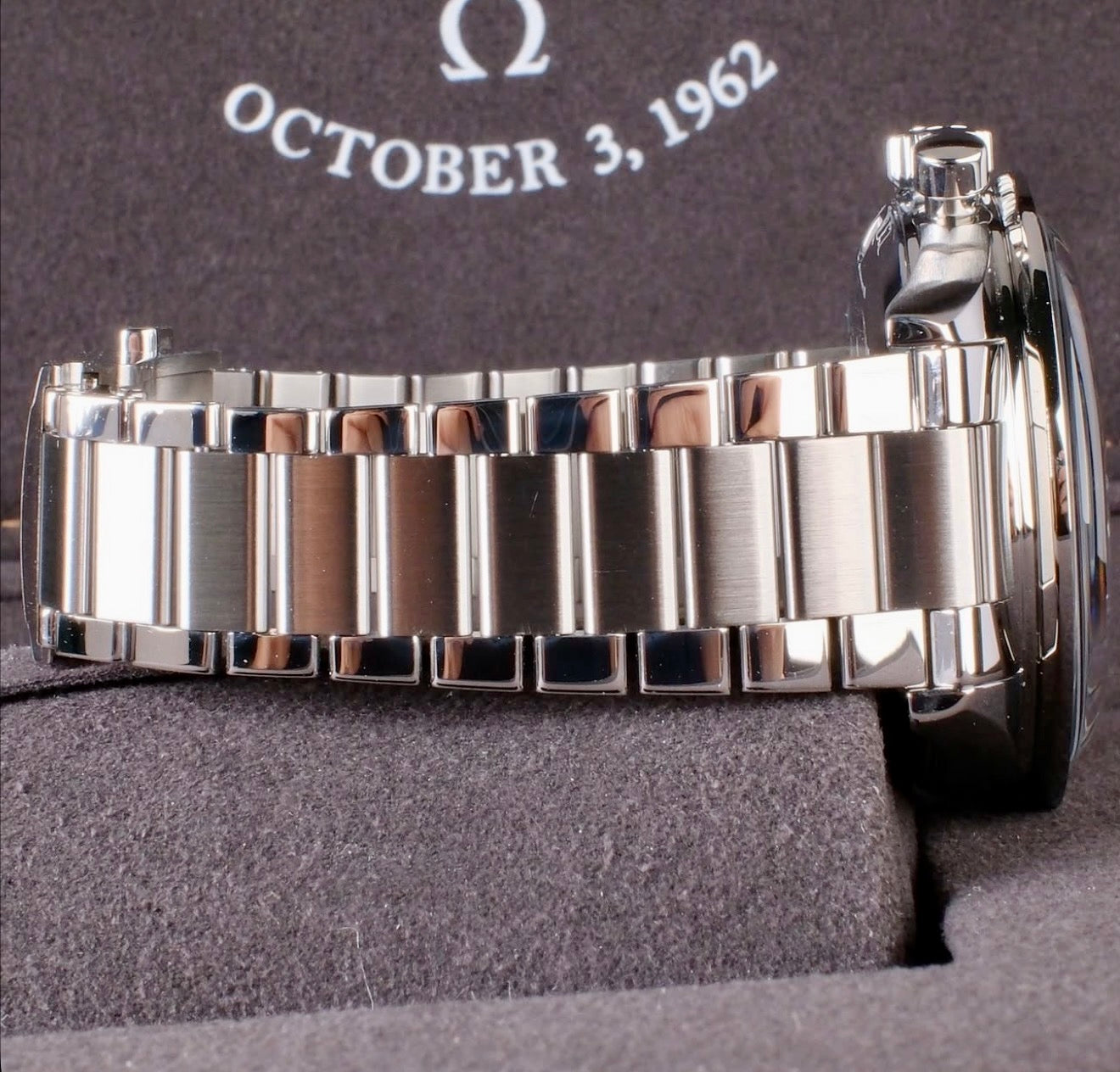 Omega Speedmaster First Omega in Space 310.30.40.50.06.001 steel bracelet profile