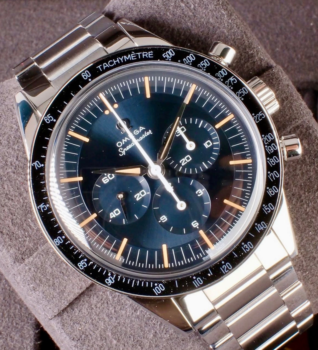 Omega Speedmaster First Omega in Space 310.30.40.50.06.001 grey-blue dial angled view