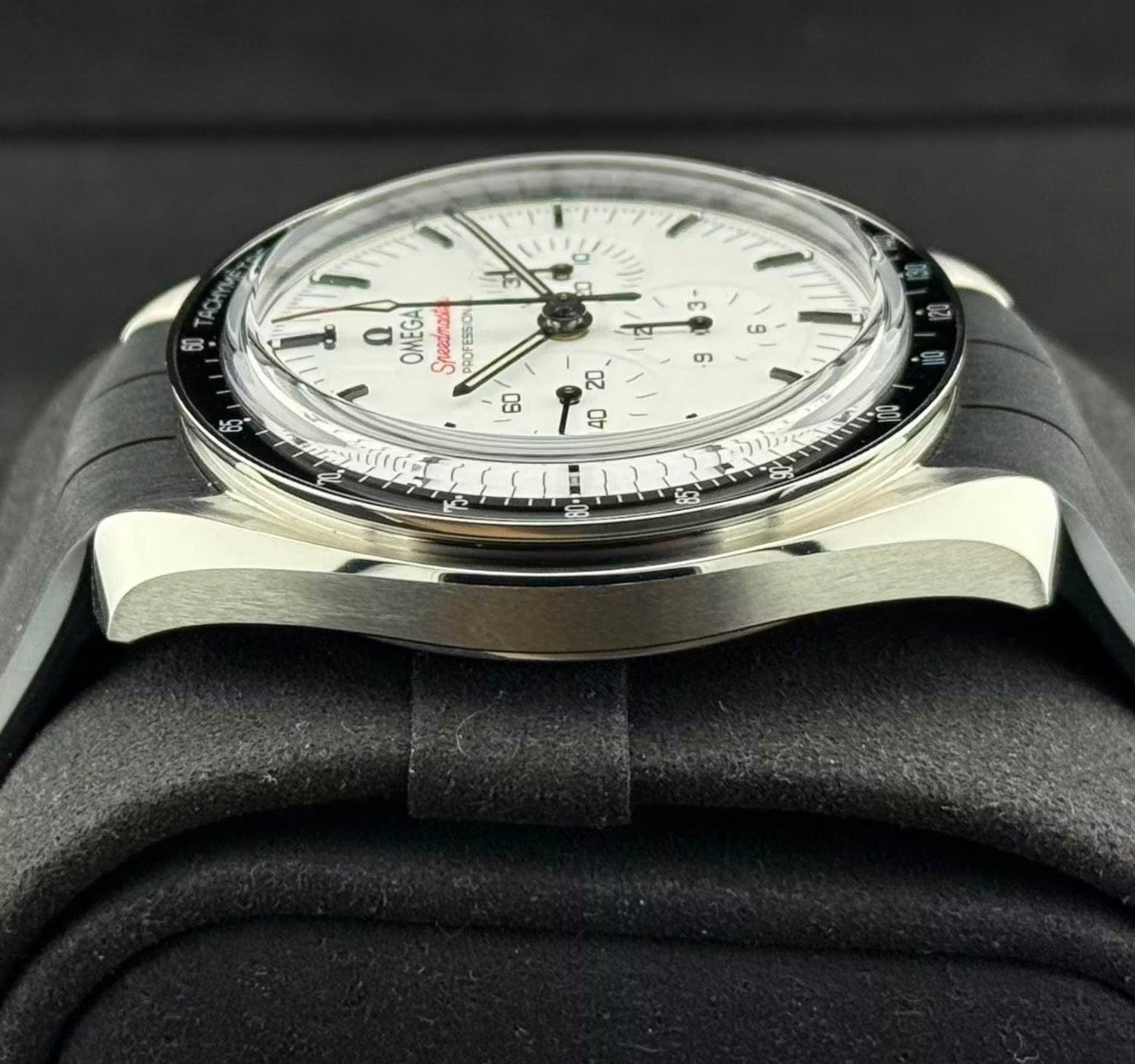 Omega Speedmaster Moonwatch Professional white dial 310.32.42.50.04.001, side profile