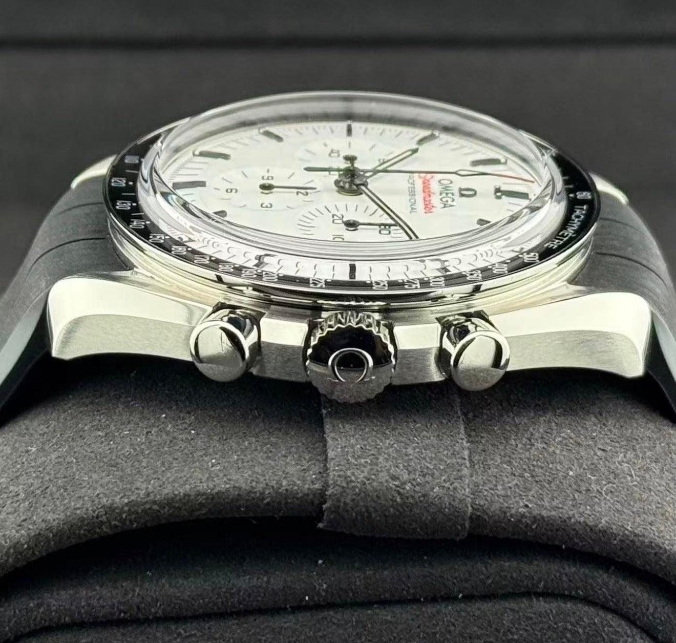 Omega Speedmaster Moonwatch Professional 310.32.42.50.04.001, stainless-steel case side profile