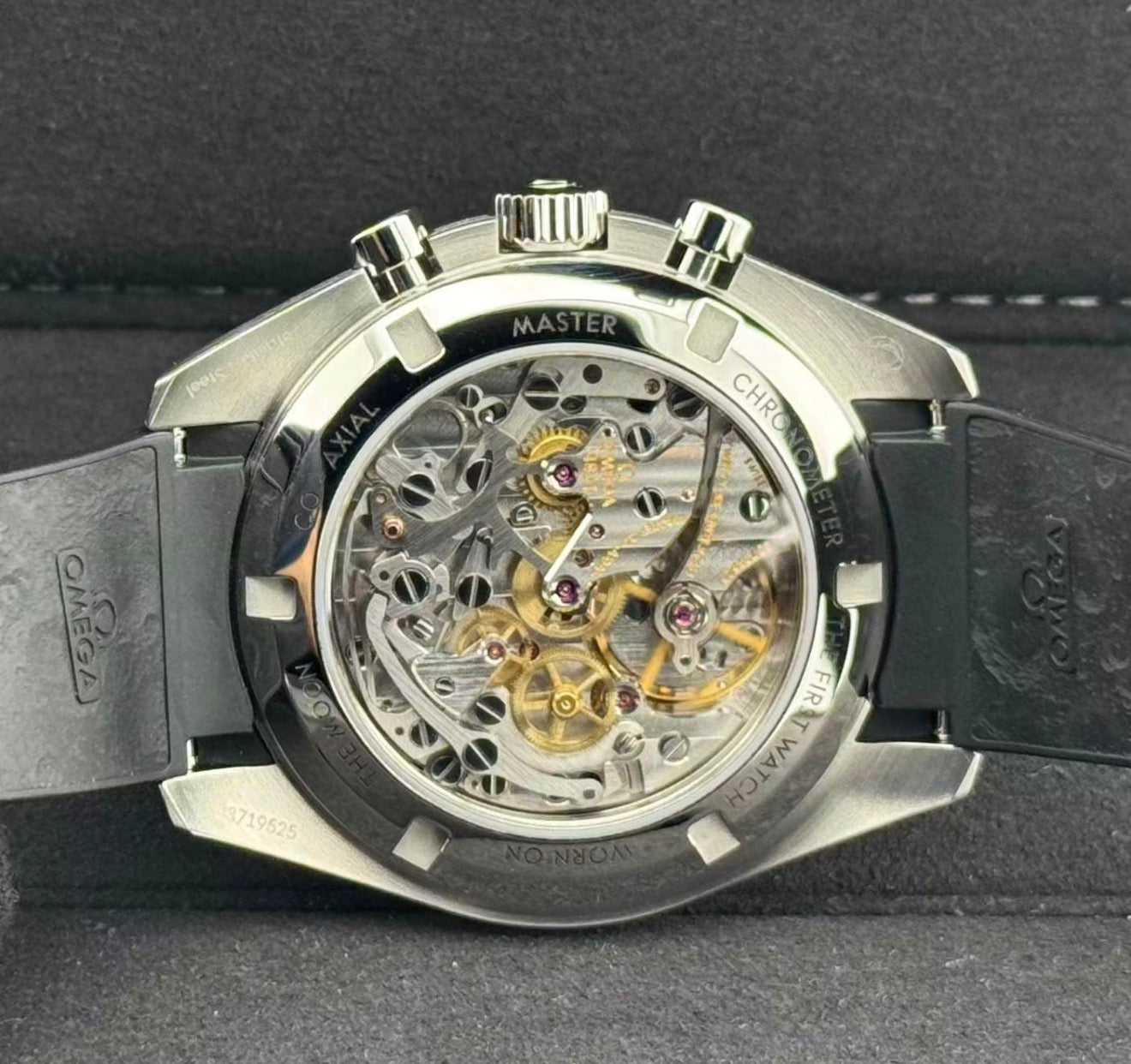 Omega Speedmaster Moonwatch Professional 310.32.42.50.04.001 sapphire exhibition caseback showing Calibre 3861