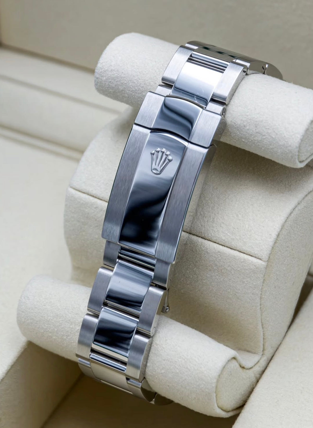 Rolex Datejust 41 126300 unworn 2026 bright blue Roman dial on Oyster bracelet, oyster clasp view