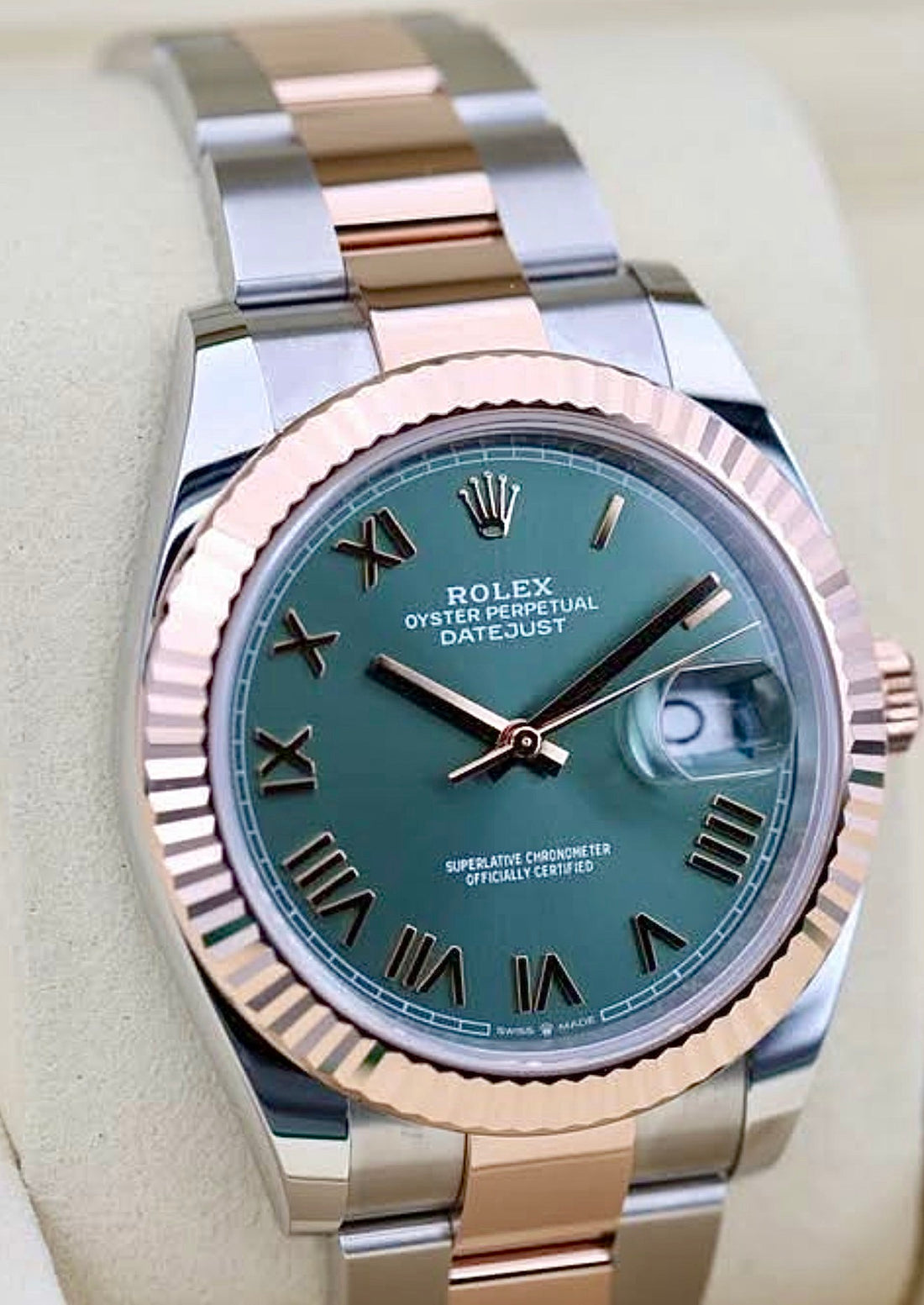 Rolex Datejust 41 green Roman dial 126331, angled front view of the Everose Rolesor case and Oyster bracelet