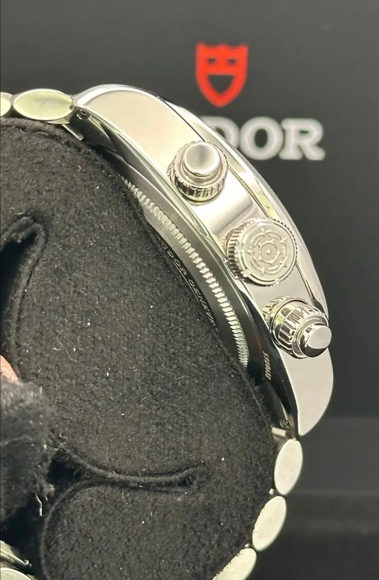 Tudor Black Bay Chrono M79360N-0024 screw-down crown and chronograph pushers