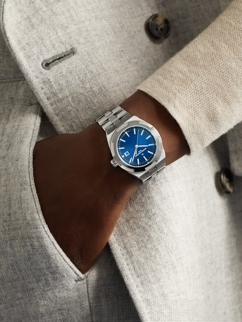 Vacheron Constantin Overseas Self-Winding 34.5 mm 4600V/200A-B980 — three-quarter view
