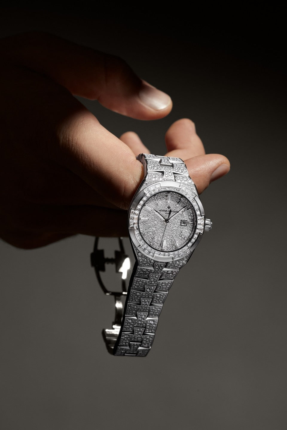 Vacheron Constantin Overseas Self-Winding High Jewellery 35 mm 4617V/215G-H039 — three-quarter view