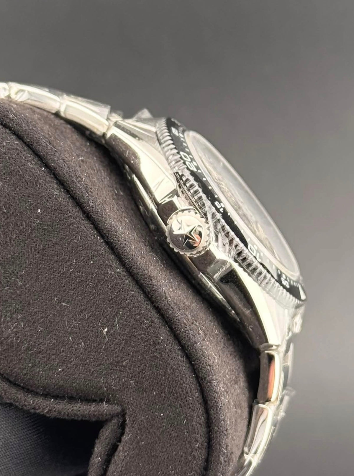 Zenith Chronomaster Solo Sport 03.5000.3620/21.M5000 black no-date — crown-side case