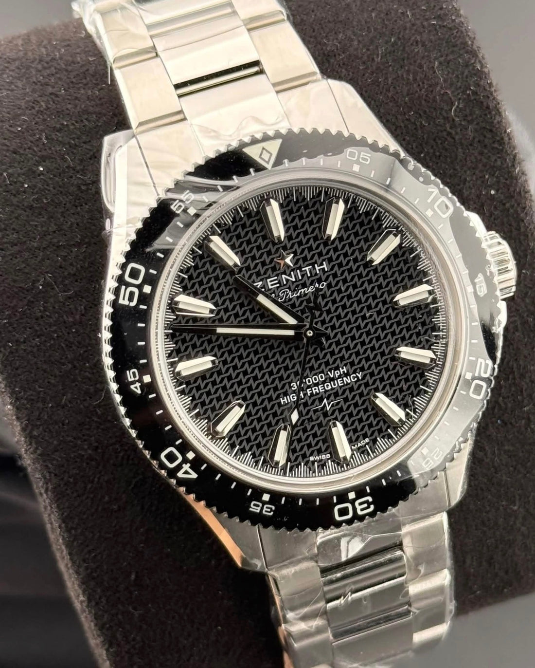 Zenith Chronomaster Solo Sport 03.5000.3620/21.M5000 black no-date dial and steel bracelet