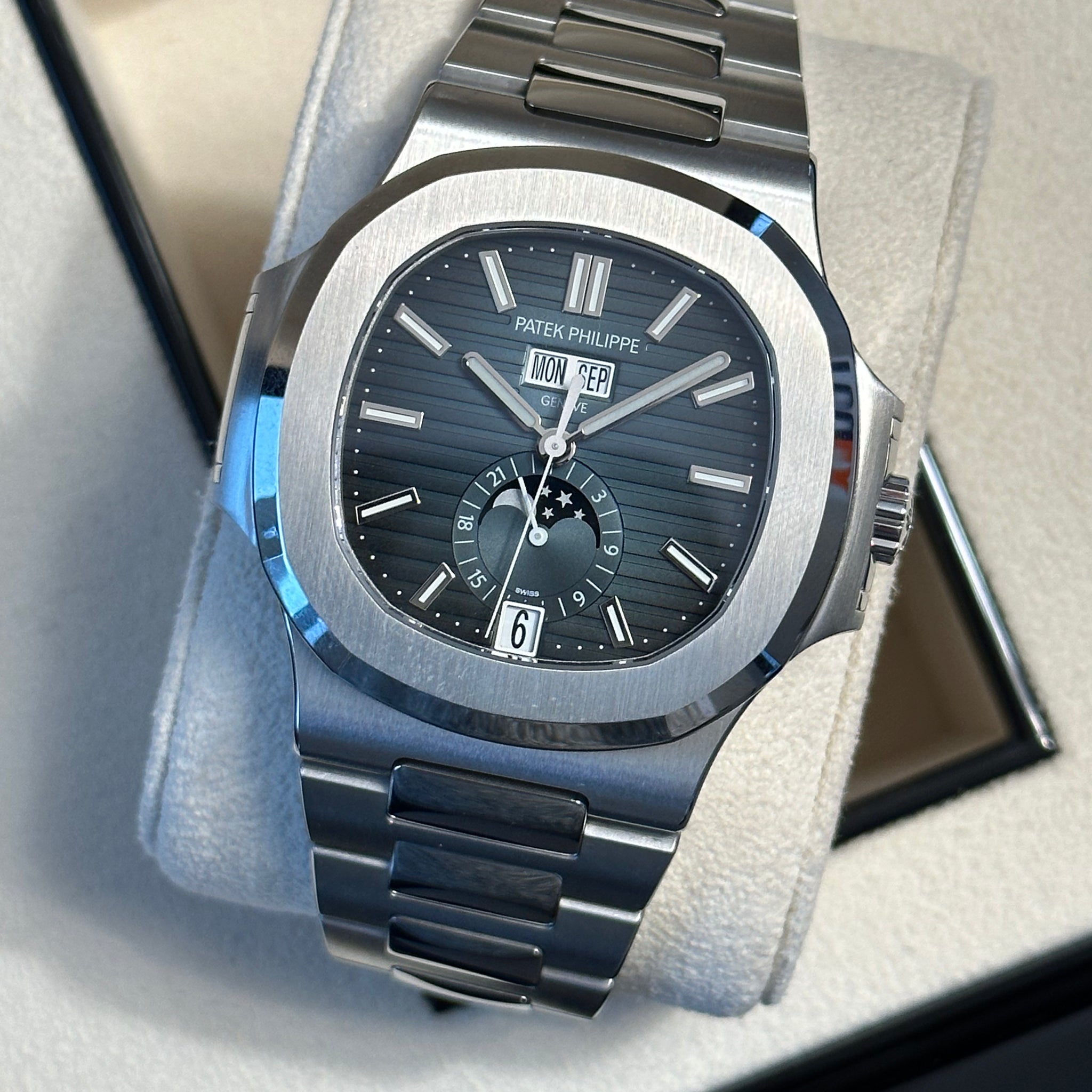 NEW 2022 5726/1A BLUE DIAL Patek Philippe Nautilus Annual Calendar Moon Phases - 40.5 mm - Steel - Blue Dial - 5726/1A-014